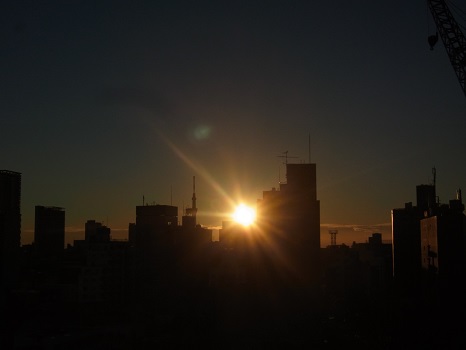 今日は元旦。「辛丑（かのと・うし）」の年明けました。今年は空がビルに遮られた東京で年越し。初日の出は想像で迎えます(*’▽’)。／旧暦11/18・己酉