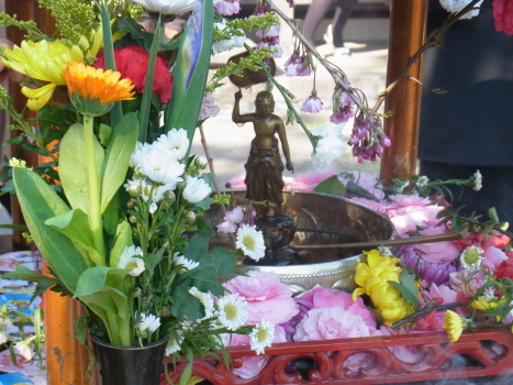 4月8日は、お釈迦さまのお誕生日。東京の各仏教寺院では、華やかな花御堂の元に、生まれたばかりのお釈迦さま。「灌仏会」が執り行われますよ！／4/8=旧3/2・庚申