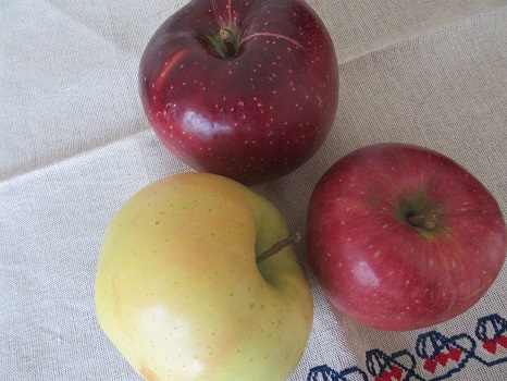 いよいよ、りんごが安く美味しい季節になりました。種類も豊富で、食べ比べも面白い時期到来です。／10/28=旧9/16・丁丑