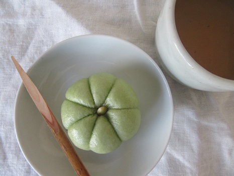 日本茶の日だし、ハロウィンだし。今日は、南瓜和菓子にゆっくり入れたお茶ですごそう。（🎃←ハロウィンでこんなの出てきた！）／10/31=旧9/19・庚辰