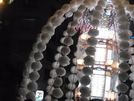 10月16・17・18日は、雑司ヶ谷での日蓮さんの御会式。日没後の街は、幻想的な万灯の練り行列で彩られます。／10/17=旧9/17・壬申