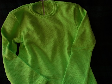 強烈なグリーンに惹かれてセーターを買う。