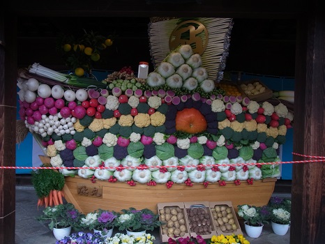 「勤労感謝の日」のルーツは「新嘗祭」。神社の重要神事の日でもあって、秋の収穫物をカミサマに奉納。たとえばこんな豪華な野菜の宝船とか(*’▽’)／旧暦10/30・庚辰