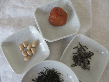 梅干し、昆布、福豆、緑茶