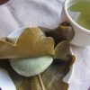初夏のお菓子「柏餅」は味噌と草餅。そして今日は八十八夜なんで緑茶でいただく。／旧暦3/17・甲午