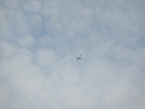 雲間に飛行機