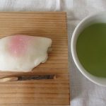 今年は、忘れず「花びら餅」を！この和菓子だけは、ゆっくり緑茶を淹れていただきます(*’▽’)／旧暦11/25・丙辰