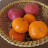 福島から送ってもらった林檎と、九州出身の友人の蜜柑を物々交換。これで年末の我が家のフルーツは大充実🍊🍎／旧暦11/11・丙申